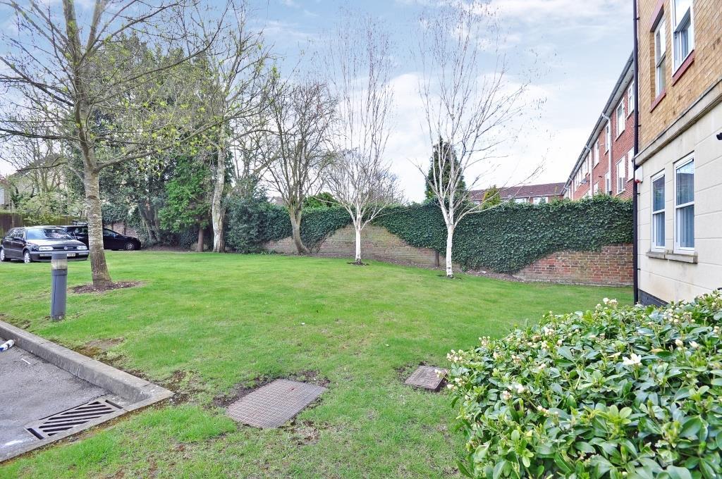 Apartment in Sutton - More
