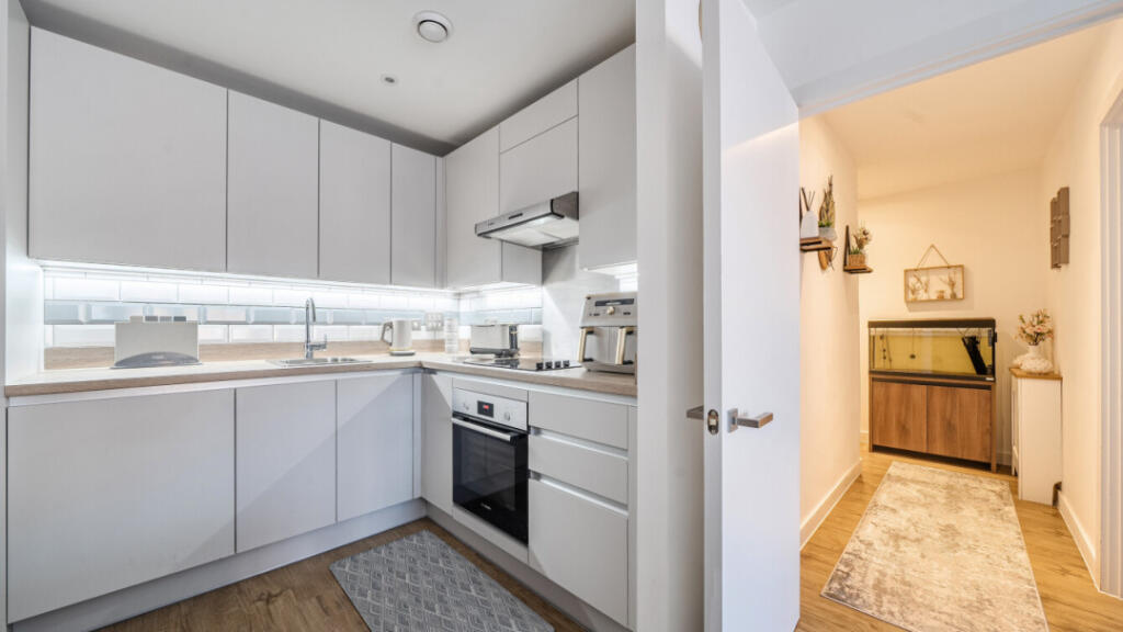Apartment in Spelthorne, Surrey - View 5