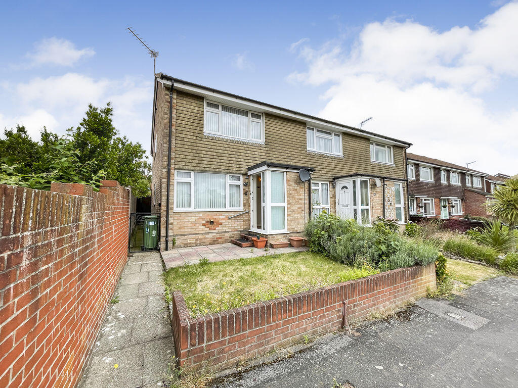 3-bed semi-detached on Little Park Close, Hedge End, SO30, £299,999