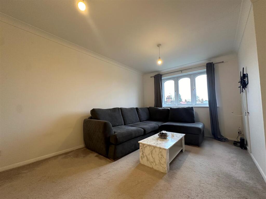 Apartment in Watford - View 3