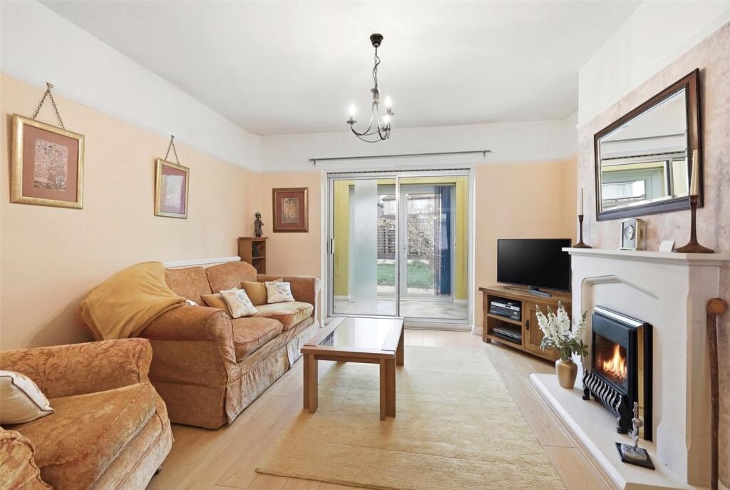Fairlawn Gardens, Southend-on-Sea, Essex, SS2 photo 2