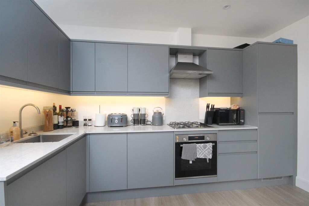 Apartment in Mole Valley, Leatherhead - View 3