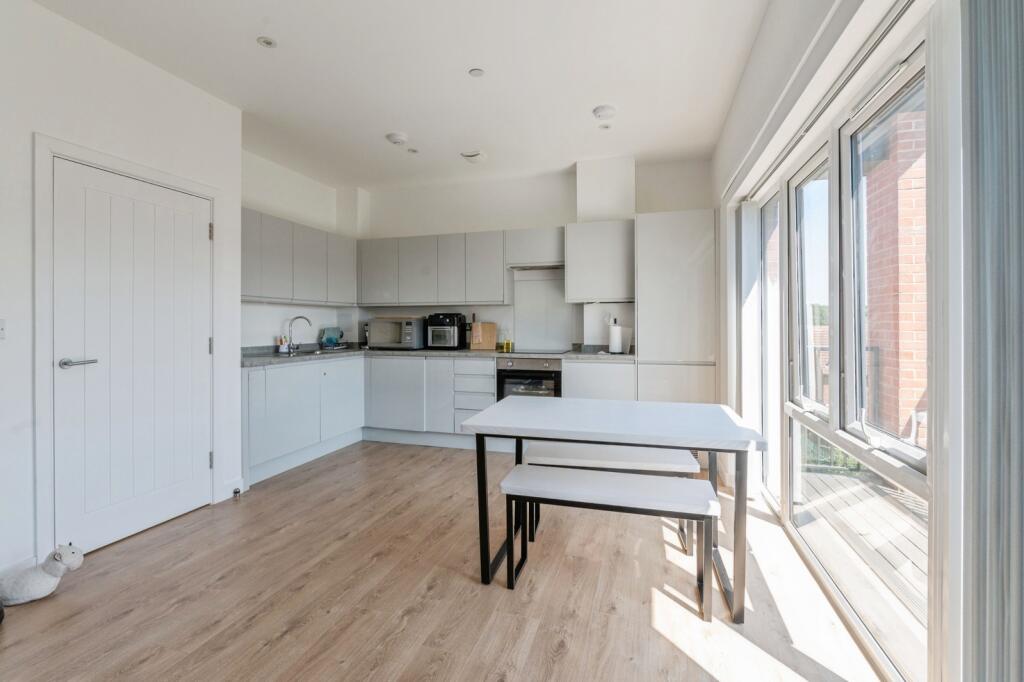 Apartment in Basildon, Billericay - More