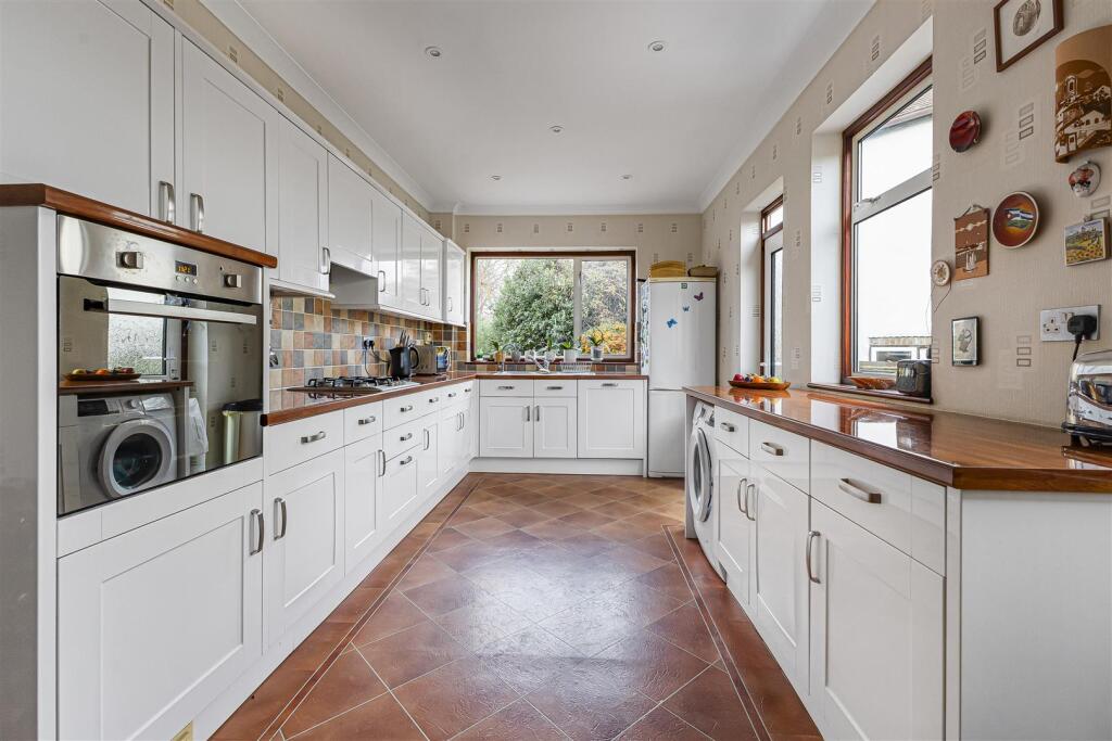 House in London, Hurst, Albany Park - View 2