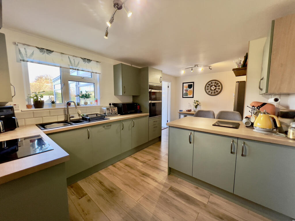 Three bedroom home with HUGE garden! Exciting potential to extend STPP photo 5