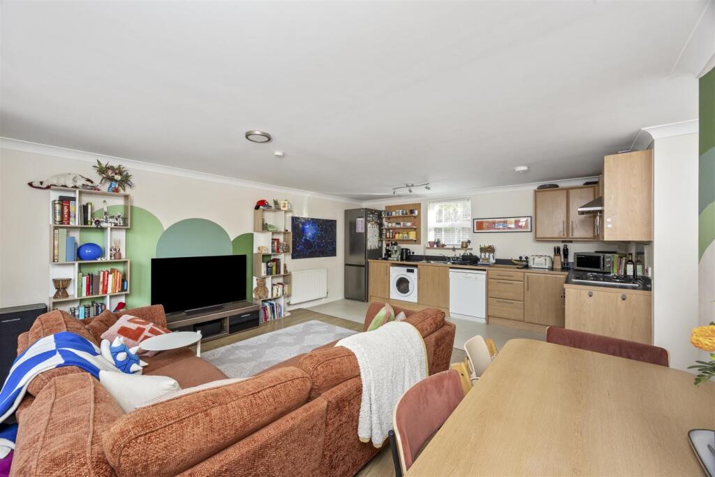 Apartment in Redhill - View 4