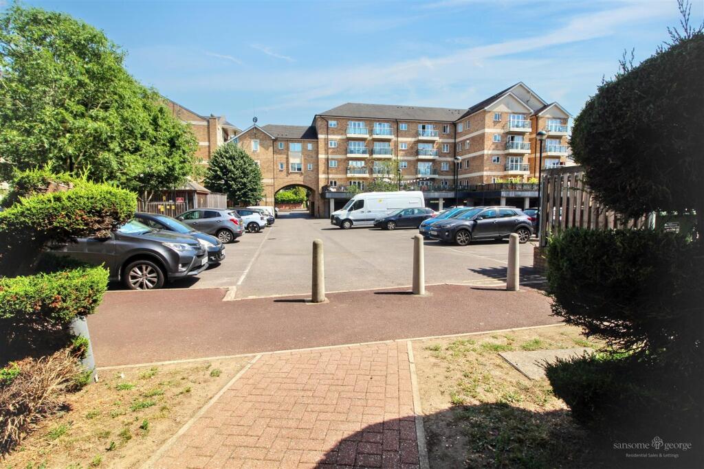 Apartment in Reading, Dee Park - View 3