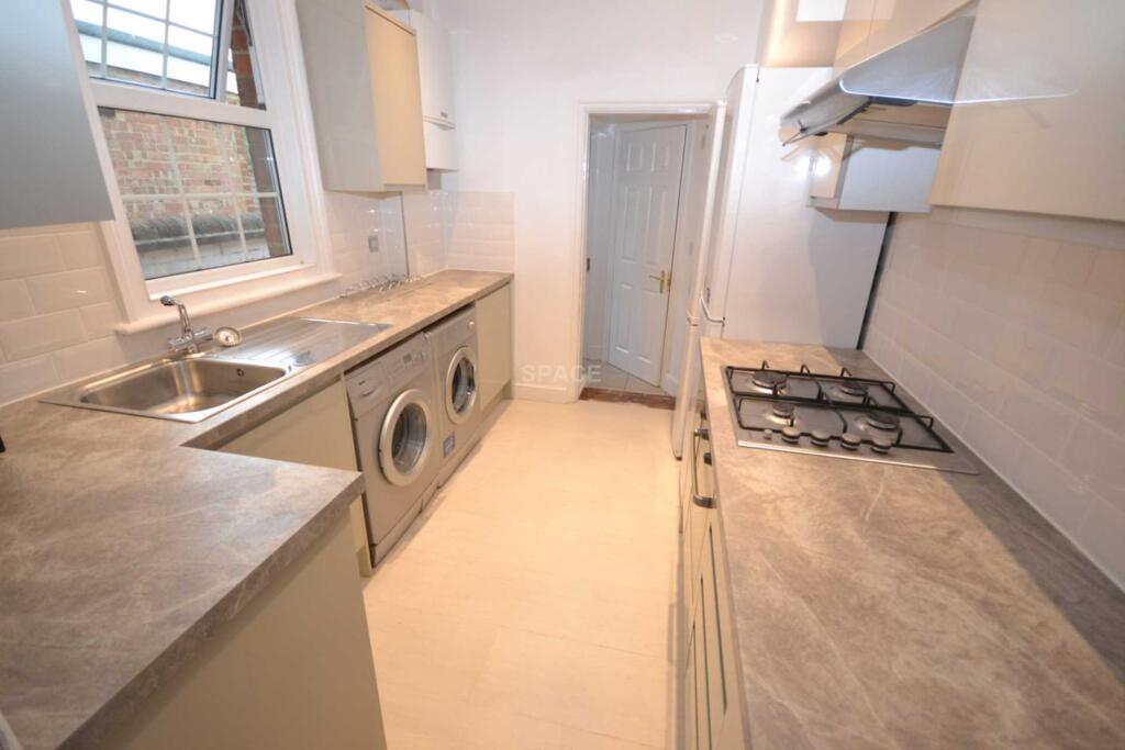 Main image of property: Swainstone Road, Reading, Berkshire, RG2 0DX - Room 6