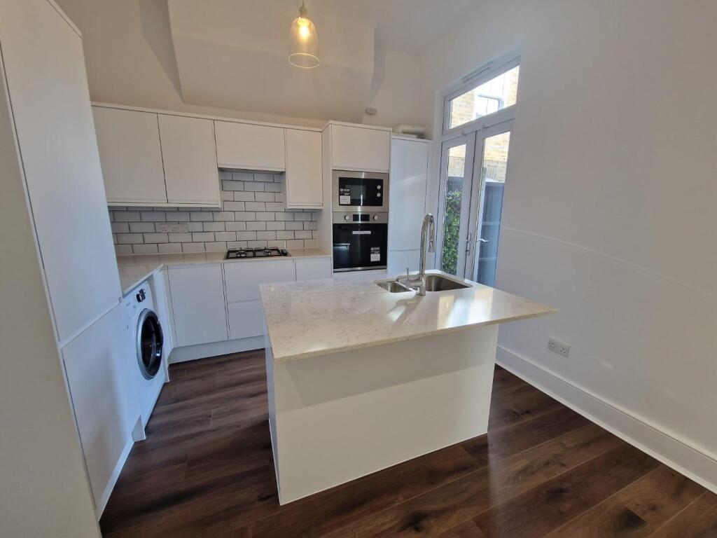 Palmerston Road, Buckhurst Hill - View 4