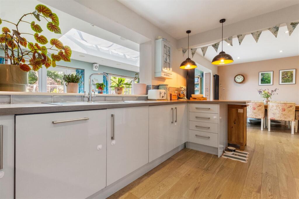 Beeches Avenue, Broadwater - View 5