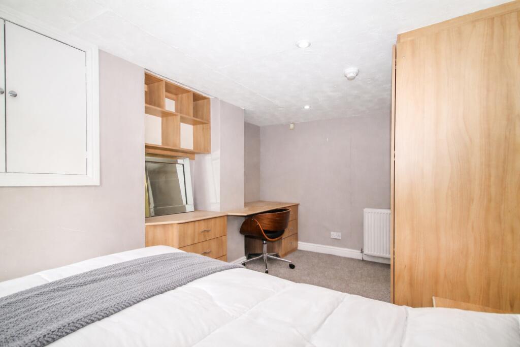 6 bedroom terraced house for rent