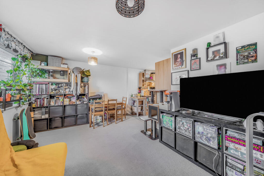 Apartment in Croydon - View 3