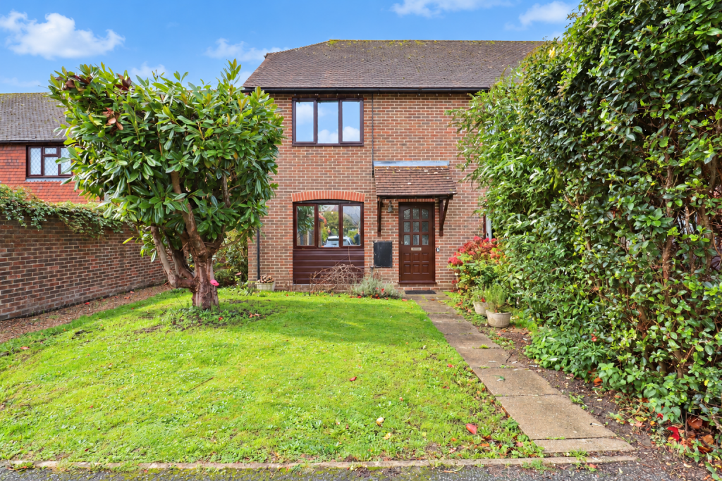 2-bed semi-detached on Oak Tree Farm, Hambrook, Chichester, £350,000