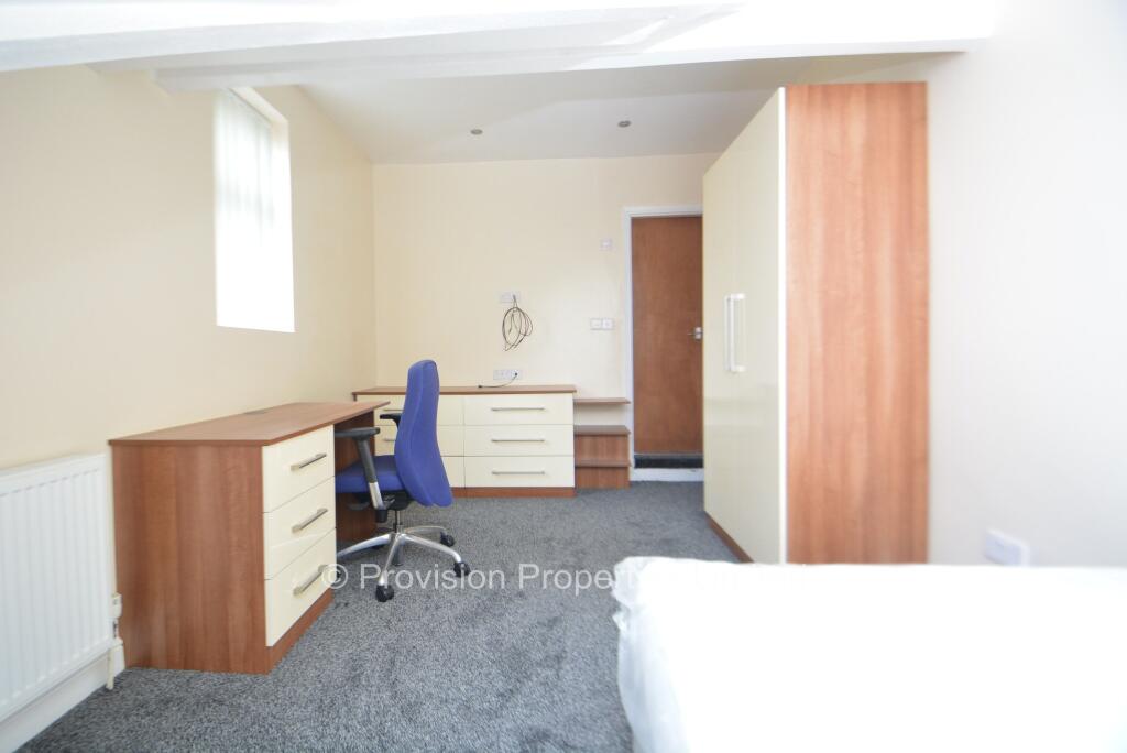 8 bedroom semi-detached house for rent