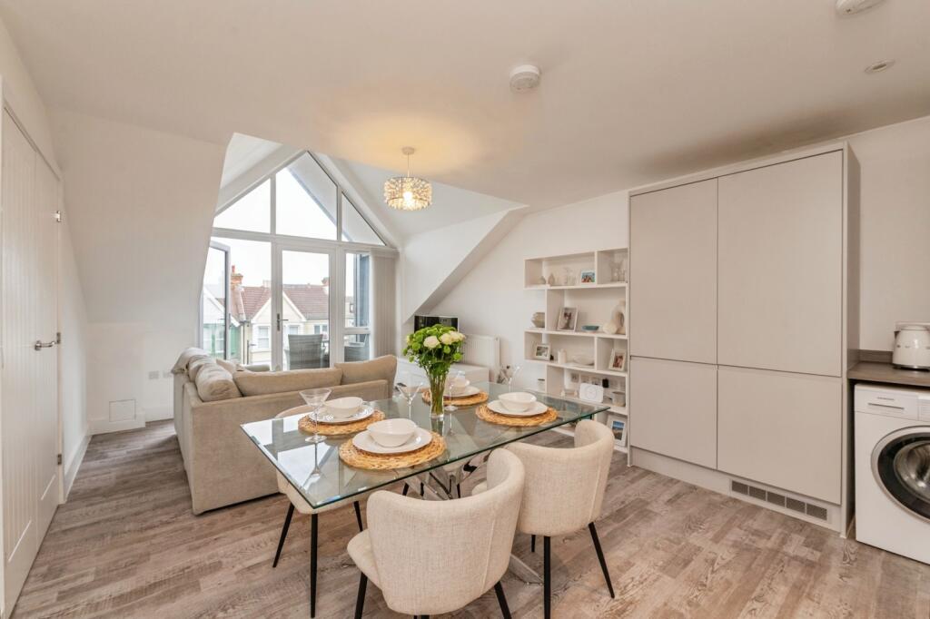 Grosvenor Road, Westcliff-on-Sea, Essex, SS0 photo 3