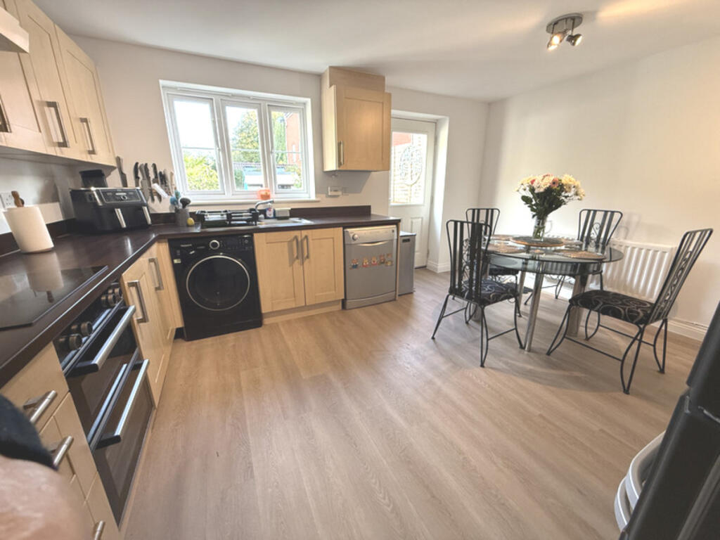Leaze Close, Thornbury, BS35 - View 2