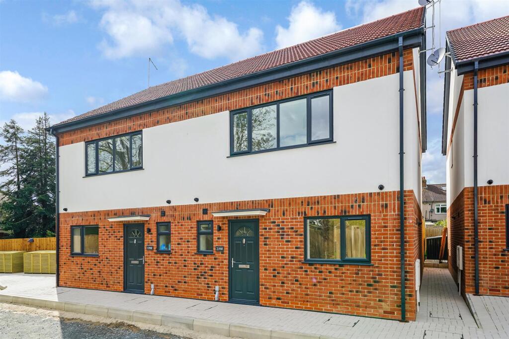 Dhani Close, COLLIER ROW, RM5 photo 4