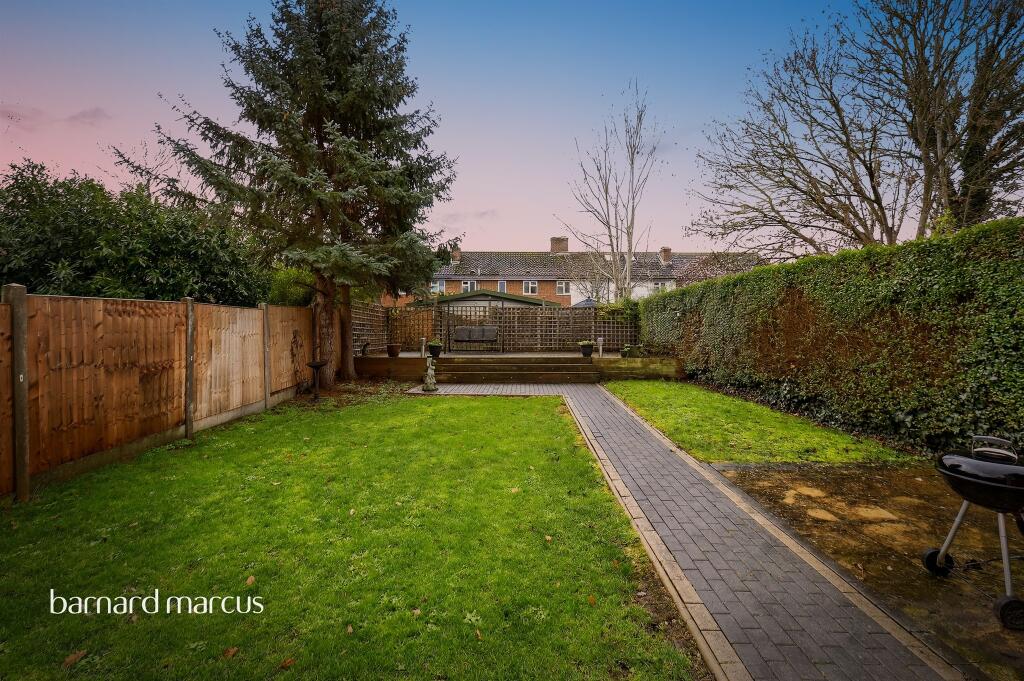 Bankside Drive, Thames Ditton photo 4