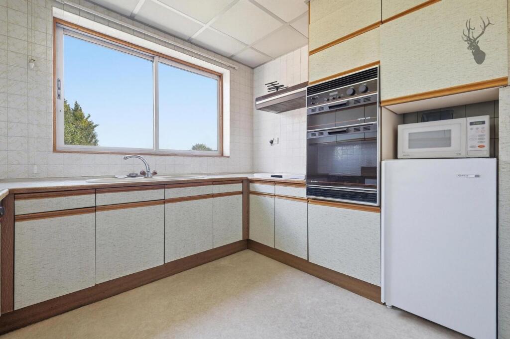 St. Johns Road, Loughton, IG10 photo 3