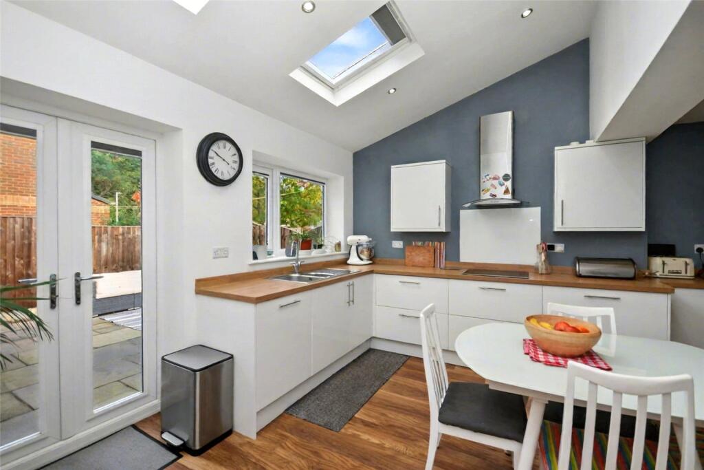 St. Benedicts Drive, Leeds, West Yorkshire photo 3