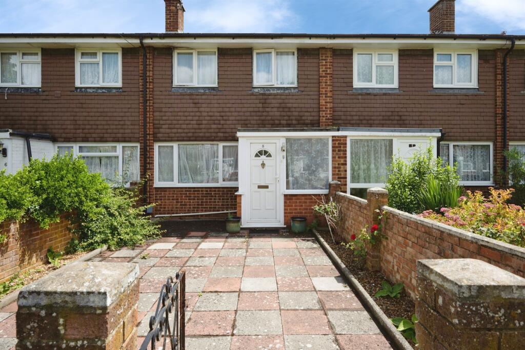 3-bed terraced on Hickling Close, Bedford, £285,000