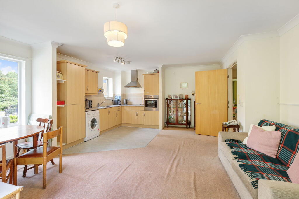 Shared Ownership large 2 bedroom RETIREMENT (extra care) apartment, Clayponds Lane, Brentford, TW8 0BN photo 2