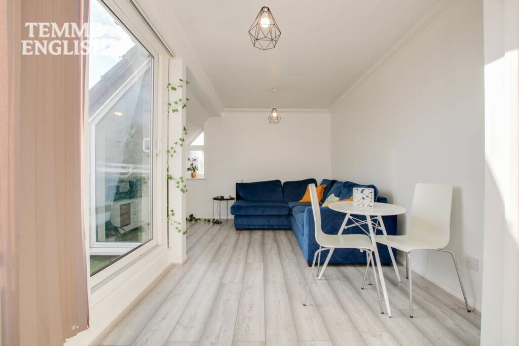 Apartment in Southend-on-Sea - More