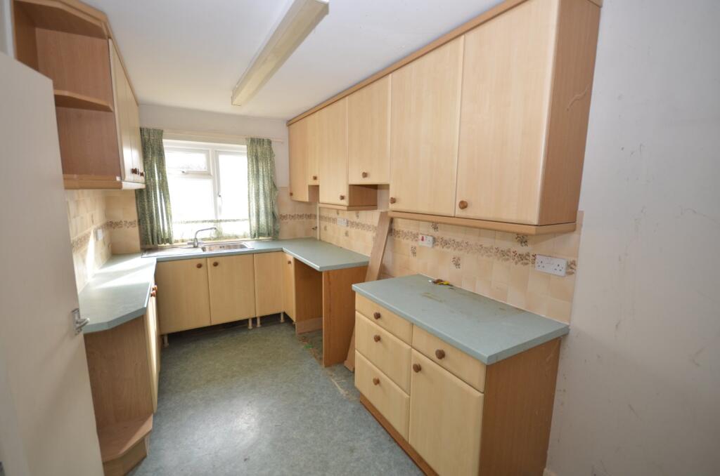 3 bed detached - St. Lawrence Close, Stratford Sub Castle, Salisbury, Wiltshire, SP1 image 3