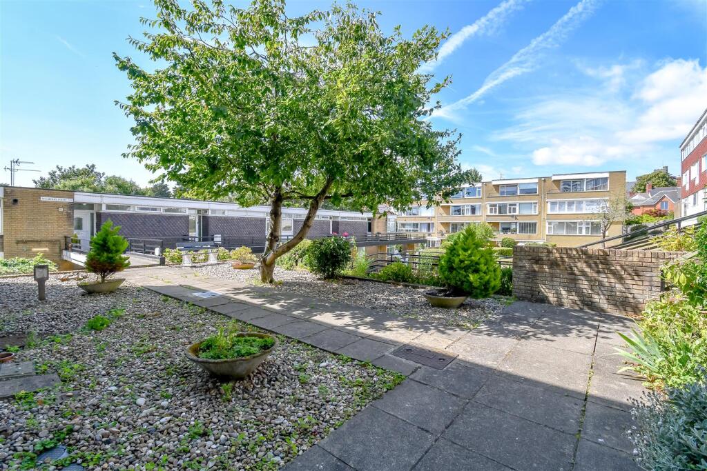 St. Nicholas Close, Barry photo 2