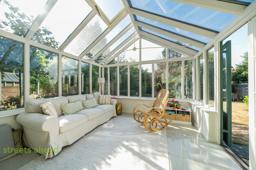 House in Croydon - View 5