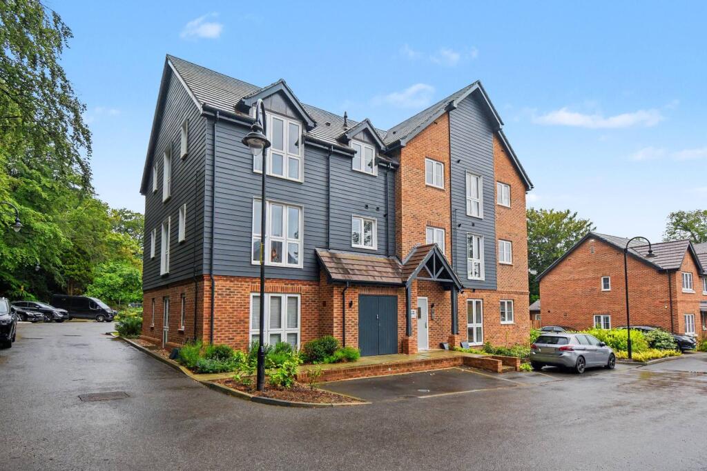 Main image of property: Flat 3 Flynn House, Woodside Close, Bagshot, GU19 5FS