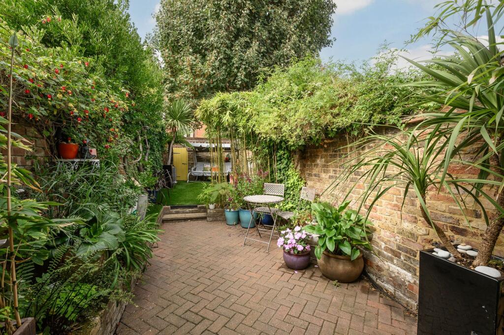 House in London, Wimbledon Village, Raynes Park - View 3