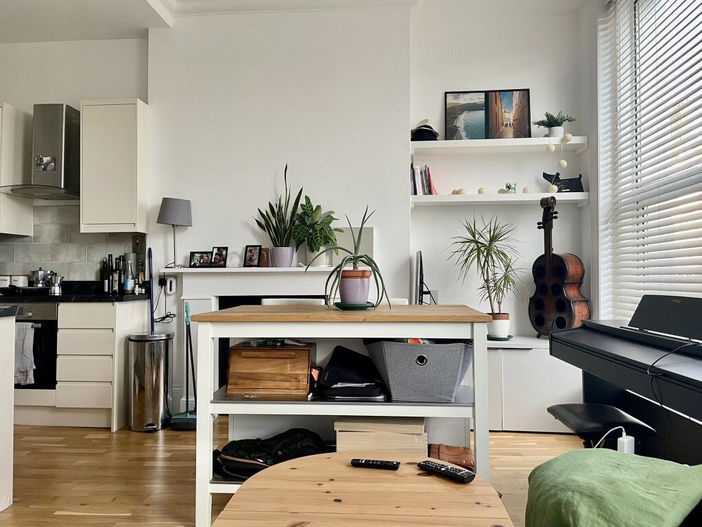 Main image of property: 202 Uxbridge Road, Flat 1, London, W12 7JP