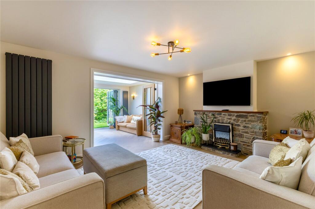 House in Runnymede, Knowle Hill - More