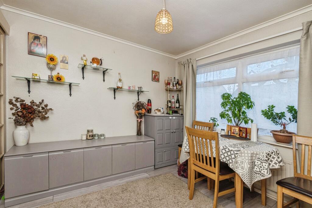Farringdon Close, Bradford photo 4
