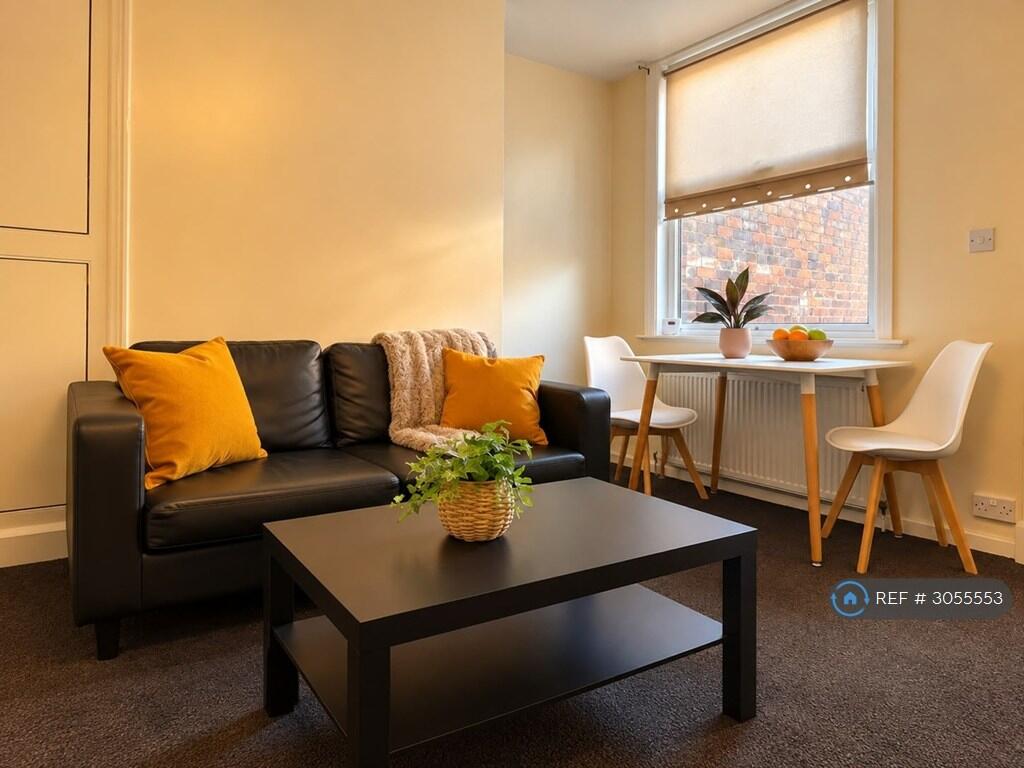 Apartment in Leeds, Hill Top, Bramley - View 4