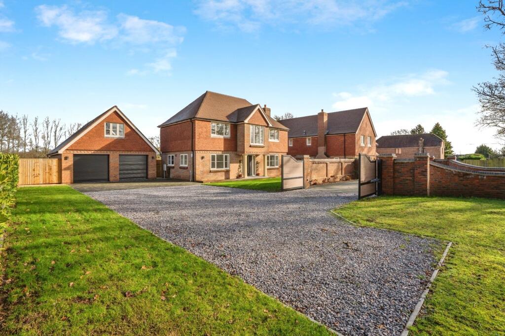Southwick Road, North Boarhunt, Fareham, Hampshire, PO17 photo 2