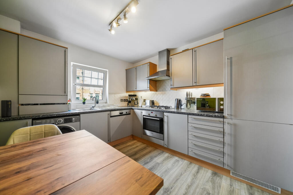 Apartment in Glasgow, Waverley Park, Pollokshaws - View 5