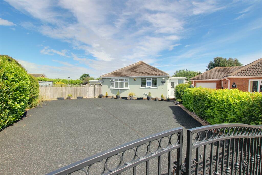 3-bed bungalow on Parkinsons Way, Trusthorpe, £264,500