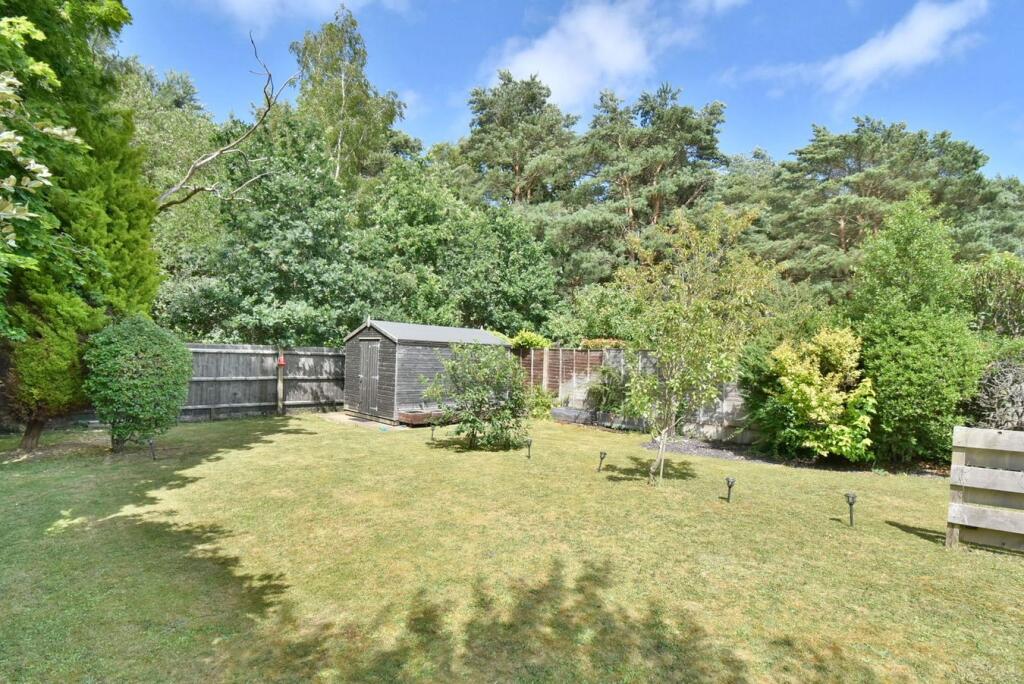 Leeson Drive, Ferndown, BH22 photo 3