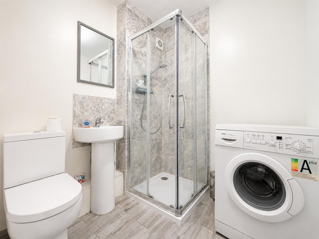 Apartment in London, Hounslow West - View 5