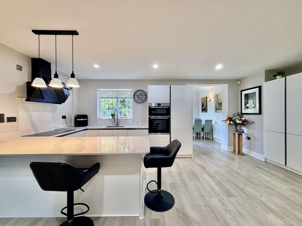 Super Family Home - Private Road - No Chain photo 3