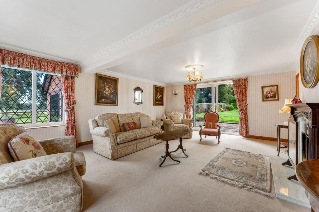 Cheshire cottage with 7+ acres, barns, garaging and stables. photo 4