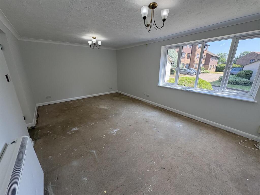 Apartment in Crawley, West Sussex - View 4