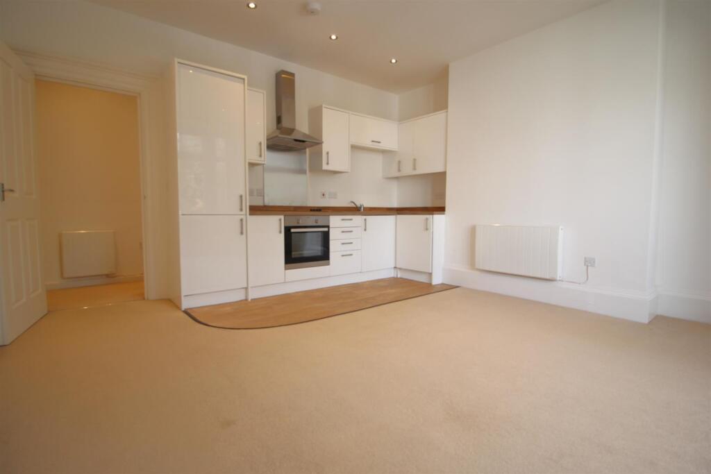 Apartment in Northampton, Semilong - View 5