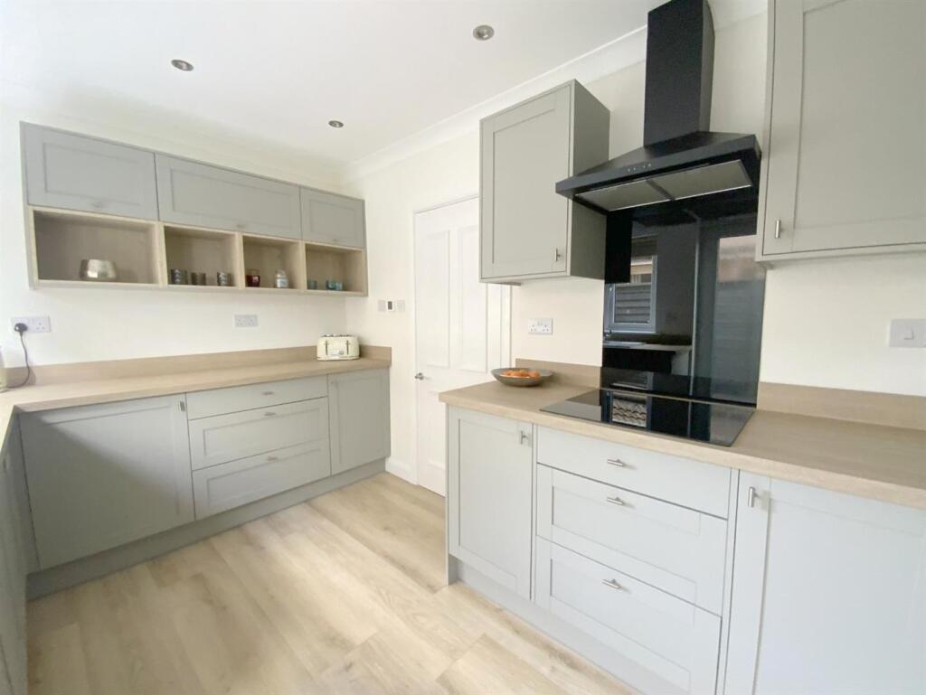House in East Lindsey, Holton le Clay - More