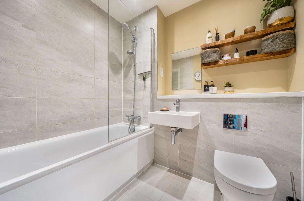 Apartment in Eastleigh, Homewood Park - More