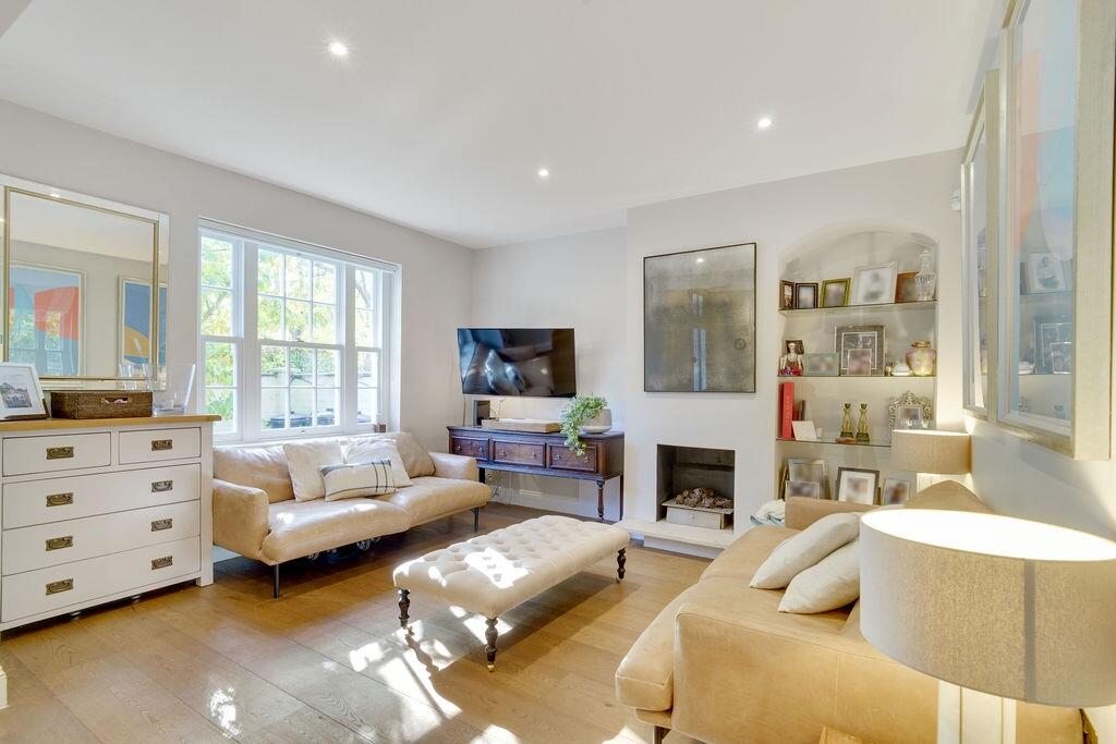 Crestway, London, SW15 photo 3