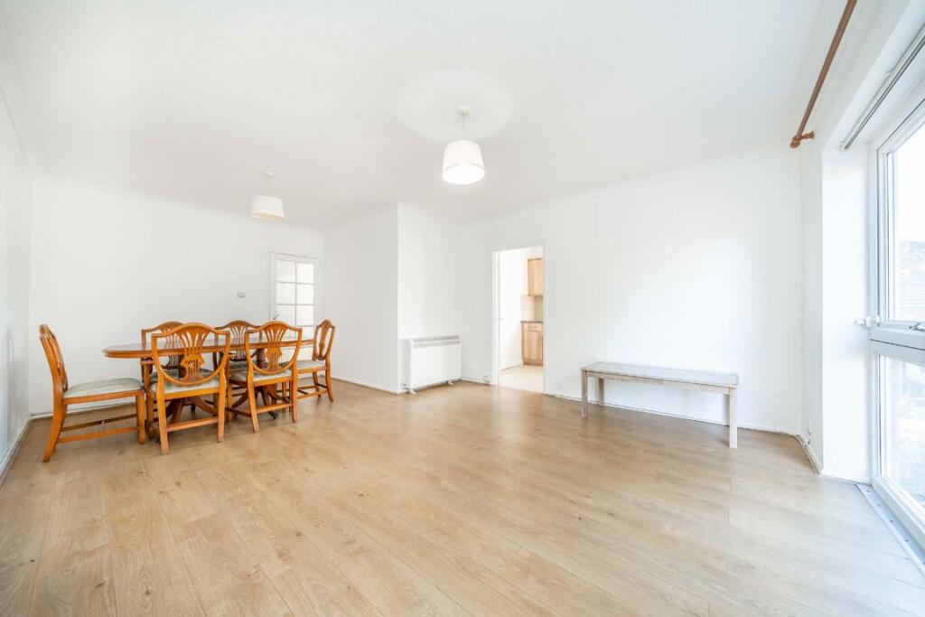 Apartment in Isleworth, Spring Grove - View 2