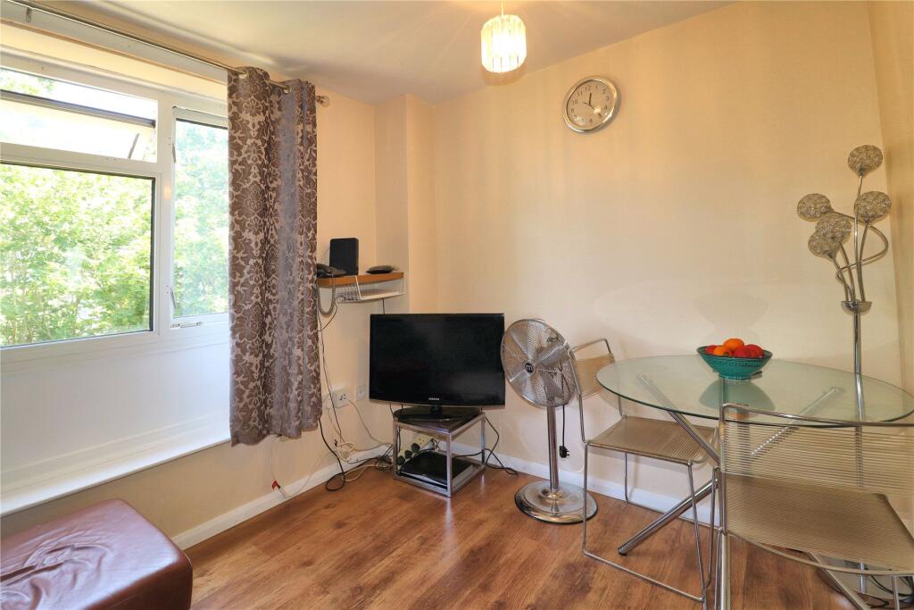 Frenchs Wells, Woking, Surrey, GU21 photo 4